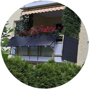 Balkonkraftwerk in Moosach mit angewinkelten PV-Modulen