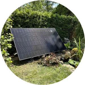 Balkonkraftwerk aufgeständert in Garten mit großem Modul